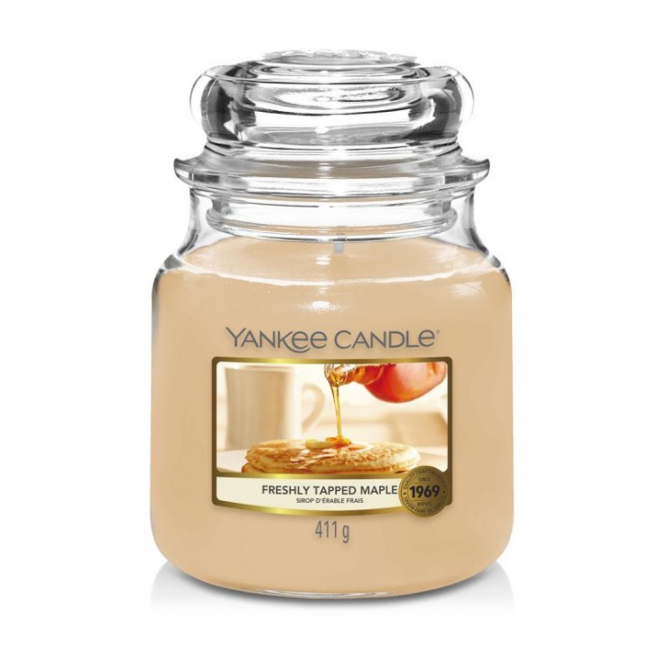 Średnia świeca Freshly Tapped Maple Yankee Candle