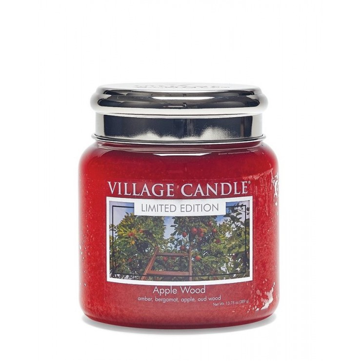 Średnia świeca Apple Wood Village Candle Średnia świeca Apple Wood Village Candle