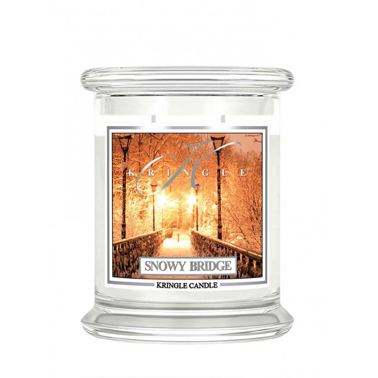 Średnia świeca Snowy Bridge Kringle Candle Średnia świeca Snowy Bridge Kringle Candle