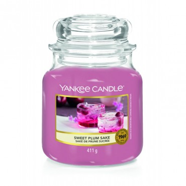 Średnia świeca Sweet Plum Sake Yankee Candle