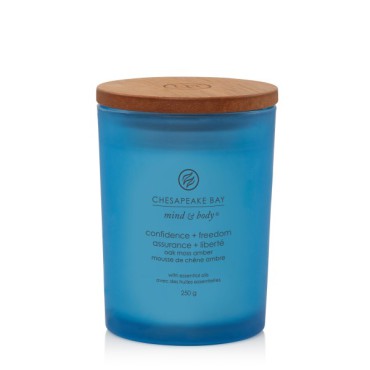 Średnia świeca Confidence & Freedom (Oak Moss Amber) Chesapeake Bay Candle