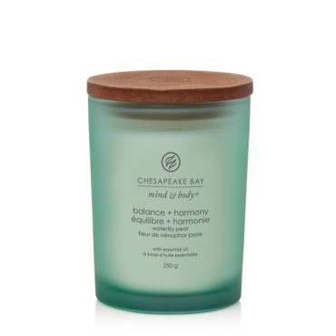 Średnia świeca Balance & Harmony (Waterlily Pear) Chesapeake Bay Candle