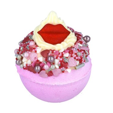 Musująca kula do kąpieli Kiss Chase Bomb Cosmetics