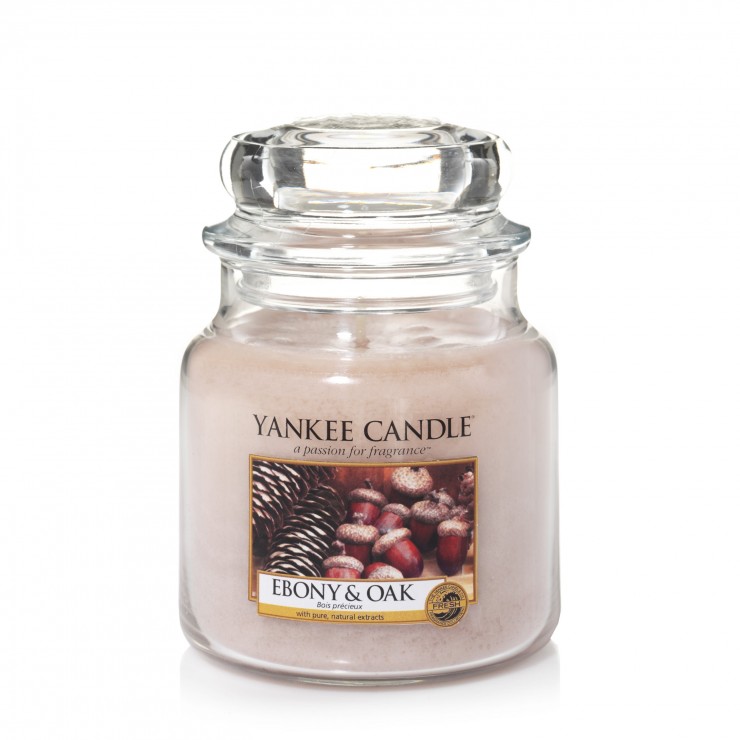Średnia świeca Ebony & Oak Yankee Candle, z kolekcji Heverest Time od Yankee Candle. Średnia świeca Ebony & Oak Yankee Candle, z kolekcji Heverest Time od Yankee Candle.