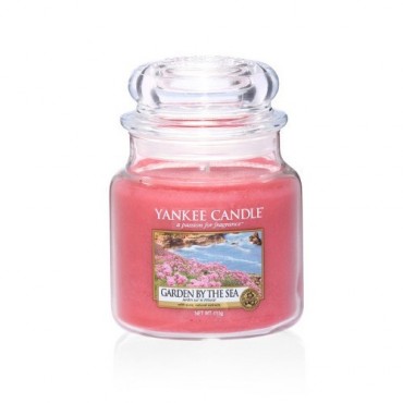 Średnia świeca Garden By The Sea Yankee Candle