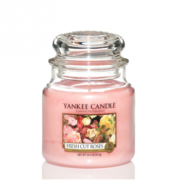 Średnia świeca Fresh Cut Roses Yankee Candle