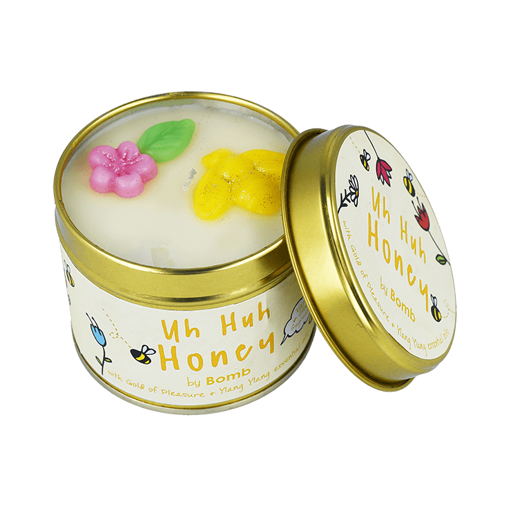 Świeca zapachowa w puszce Uh huh Honey Bomb Cosmetics Świeca zapachowa w puszce Uh huh Honey Bomb Cosmetics
