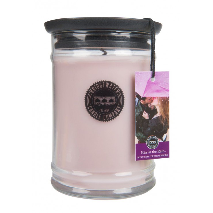 Świeca zapachowa Kiss in the Rain 524g Bridgewater Candle Świeca zapachowa Kiss in the Rain 524g Bridgewater Candle